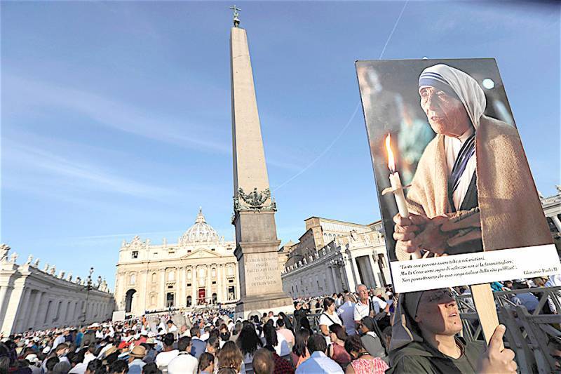 La imagen de la Madre Teresa de Calcuta invadió la plaza de San Pedro.