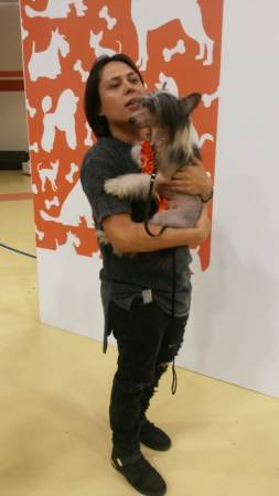 Usiel Reyes y su perro Shiru.  