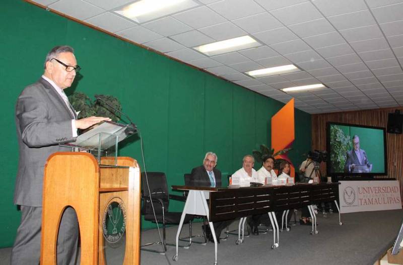 El Presidente del CONPAB expresó su reconocimiento al Rector Enrique Etienne.