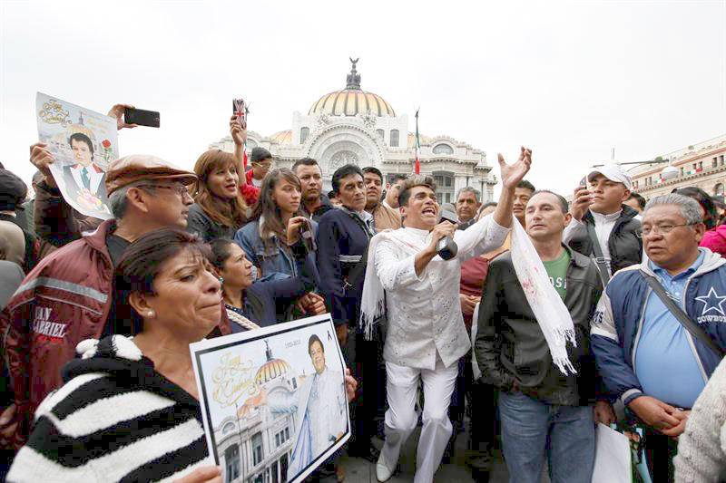 Afuera de Bellas Artes se reunieron miles de fans de Juan Gabriel. 