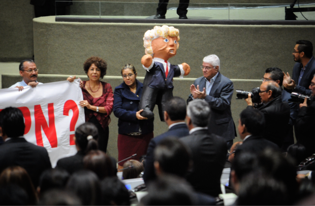 Hasta una piñata con la figura de Trump apareció en la sesión del Congreso. 