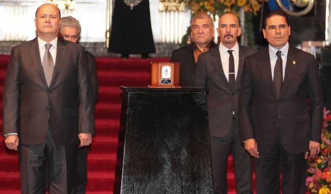 Los Gobernadores de Chihuahua y Michacán haciendo guardia de honor. 