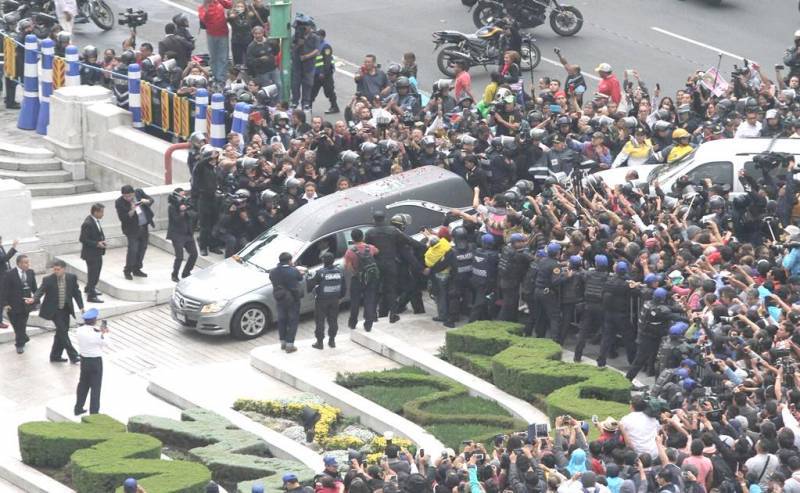 Fuerte dispositivo de seguridad a la llegada de la carroza.