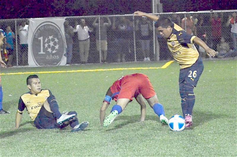 FRANCISCO "Barata" Rocha, marcó el 2-1 por Tinajas Maldo's. 