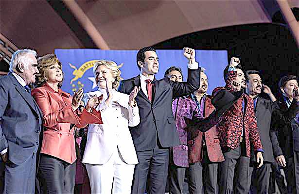 Hillary Clinton al lado de Vicente Fernández, Los Tigres del Norte y Angélica María. 