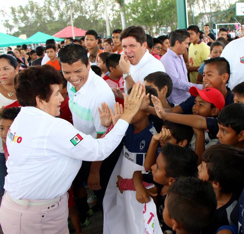 La presidenta municipal de Tampico en su encuentro con niños deportistas.