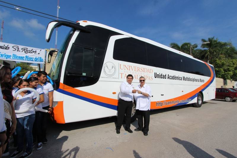 Enrique Etienne inauguró un laboratorio que apoyará proyectos de los estudiantes. Los universitarios contarán con moderno autobús.
