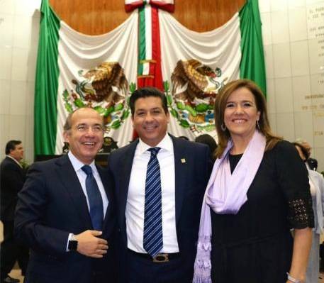 RECIBIENDO LA FELICITACIÓN de Felipe Calderón y Margarita Zavala. 