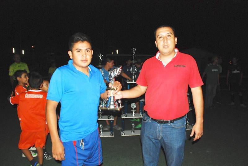 CRISTIAN MARTINEZ, monarca de goleo, es premiado por el coordinador del torneo José Luis Córdova.
