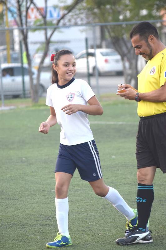 La goleadora Aura Castro-con el árbitro