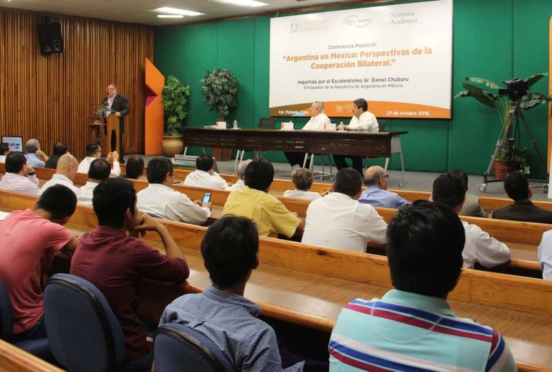 Los universitarios atentos a la conferencia del Embajador. 