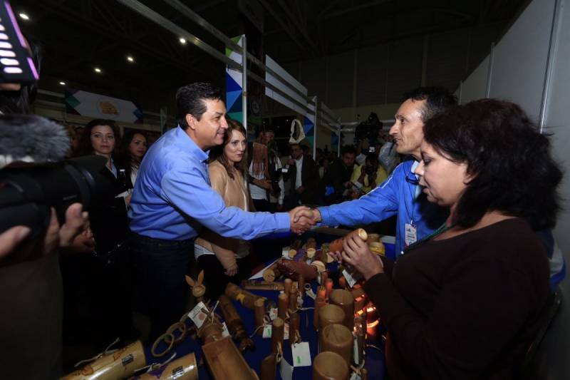 El gobernador Francisco García Cabeza de Vaca en su primer recorrido por la Feria Tamaulipas. 