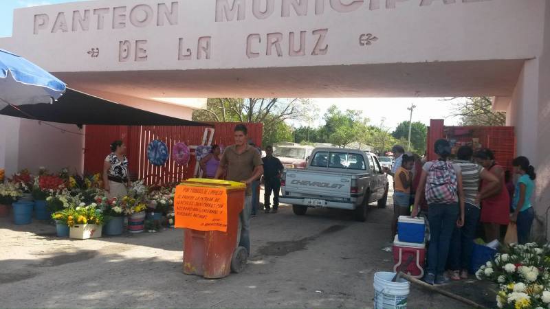 CIENTOS DE FAMILIAS visitaron a sus difuntos en los diversos panteones de la ciudad.