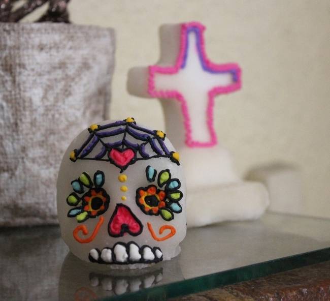 Las calaveritas de azúcar no pueden faltar en la ofrenda del Día de Muertos. 