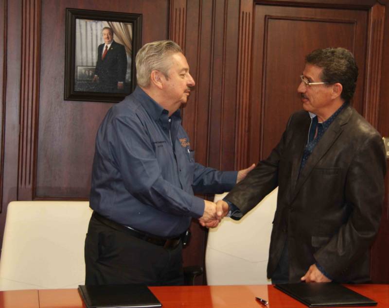 El Rector Enrique Etienne con el representante de la UAQ, Héctor Gerardo Toledo Rosillo. 