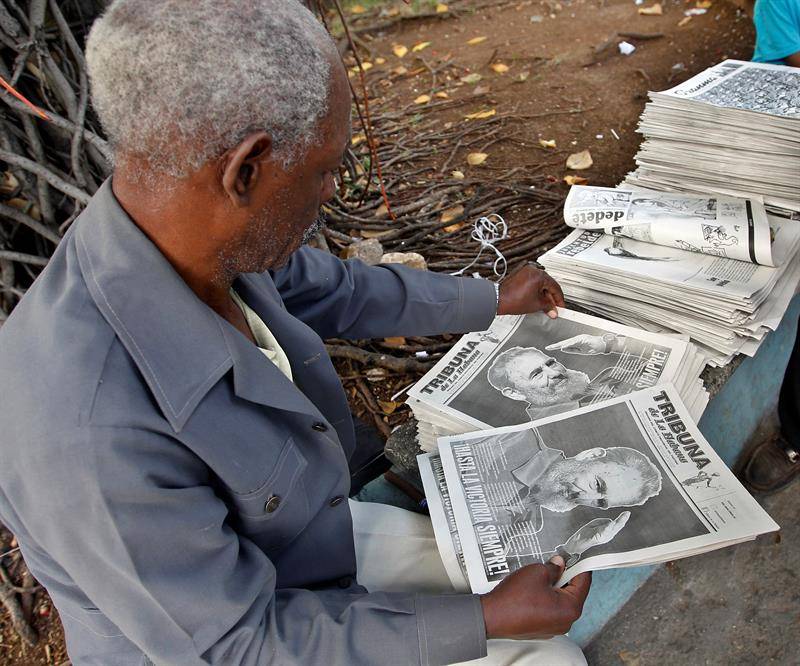 Los periódicos cubanos al dar a conocer el fallecimiento de su máximo líder. 