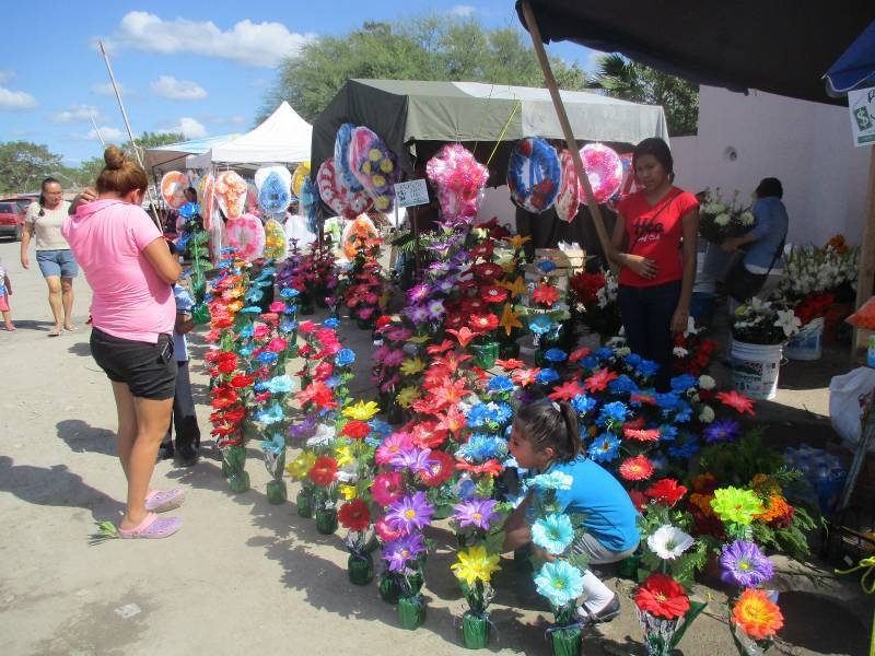 FLORES de todos los colores y de ciertos tipos se vendieron en ramos pequeños, desde 30 y hasta en más de cien pesos. 