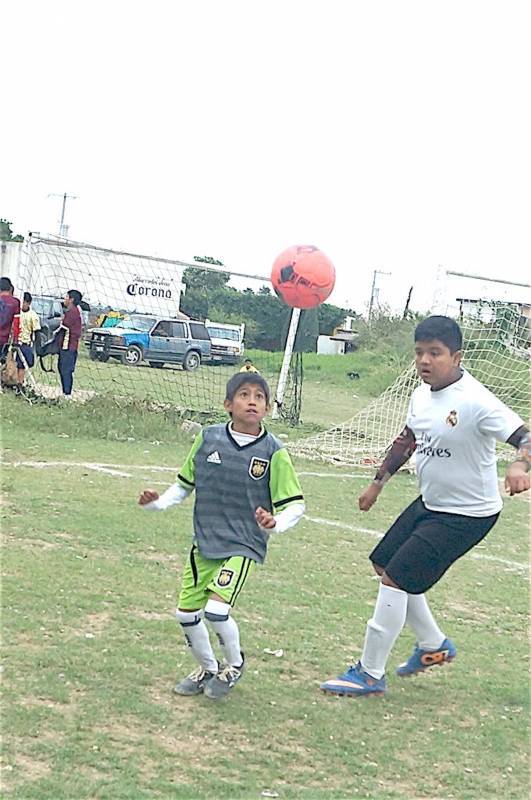 DAMIAN MARTINEZ, peleando el balón con un rival. 