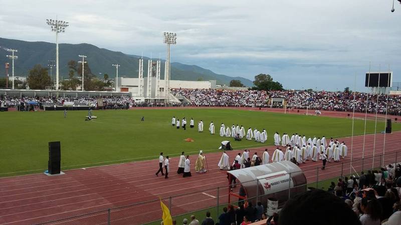 LOS FELIGRESES iban vestidos de blanco a solicitud de los párrocos de cada una de sus comunidades.  