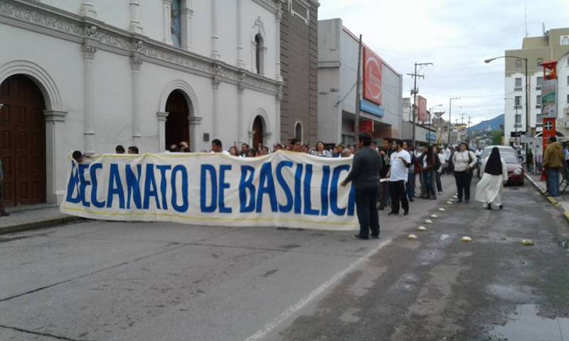 GRUPOS RELIGIOSOS de 35 parroquias de los 19 municipios que conforman la diócesis, marcharon desde temprana hora rumbo al estadio.