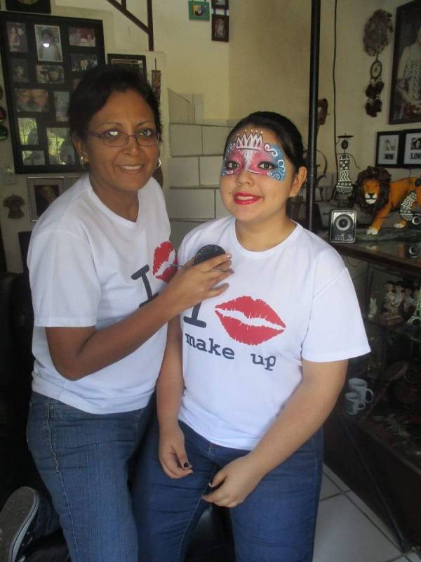 ANGELA enseña a su hija Bárbara acerca del maquillaje profesional. 
