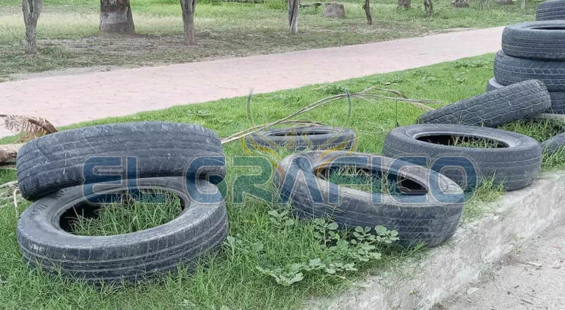 Insisten en ocupar plaza con llantas inservibles
