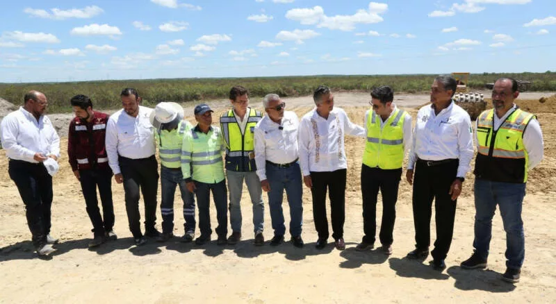 Entrega gobernador de Tamaulipas nuevos vehículos para seguridad pública