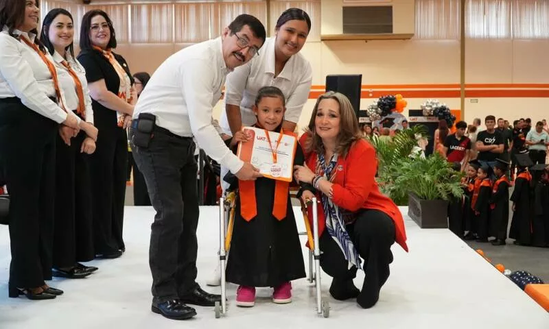 El rector Dámaso Anaya y la Lic. Isolda Rendón presiden graduación de CENDIS de la UAT