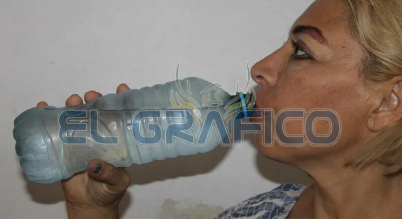 Tomar mucha agua para prevenir deshidratación