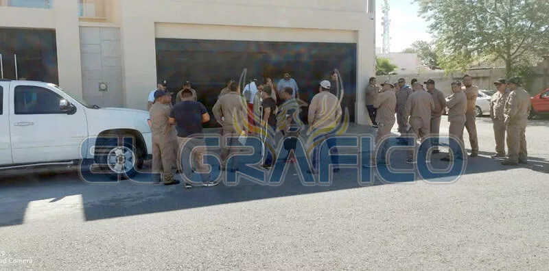 Trabajadores de Comapa protestan en casa de Gattás, el los ignora