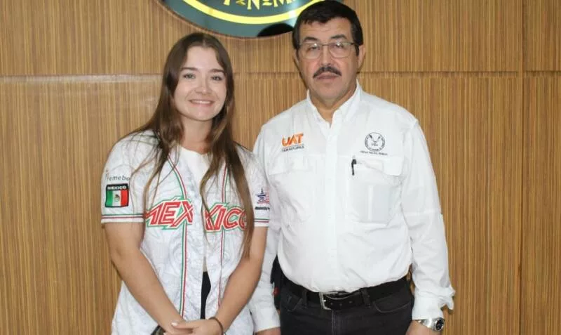 Felicita rector a Edith de Leija por sus éxitos en el béisbol internacional