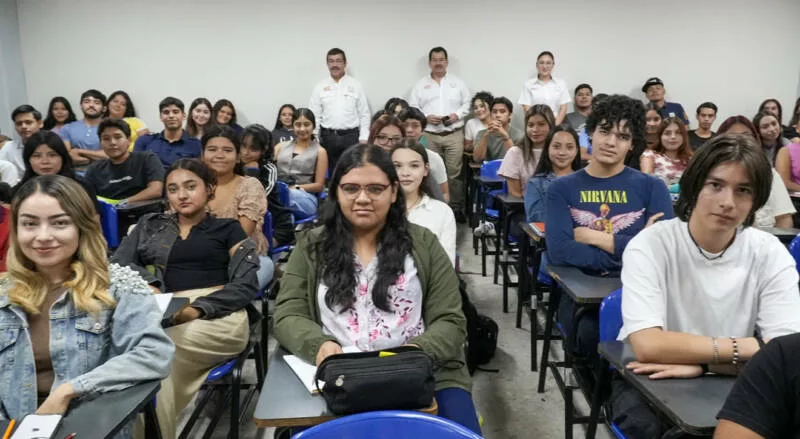 Comparte el rector logros y proyectos con estudiantes de la Facultad de Derecho Victoria