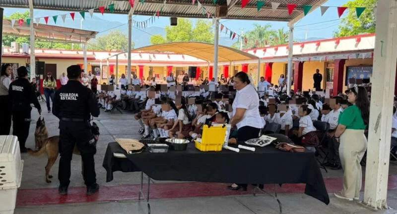 Brea y Lucky, protagonistas de una jornada cívica con estudiantes de Victoria
