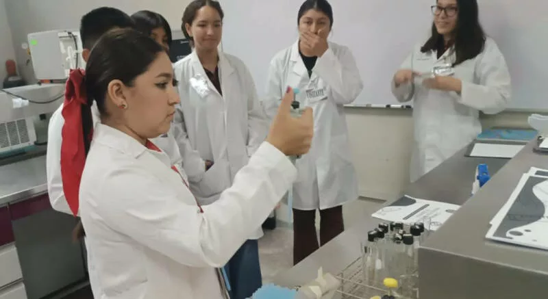 Visitan estudiantes de la UTTN el Centro de Biotecnología Genómica del IPN