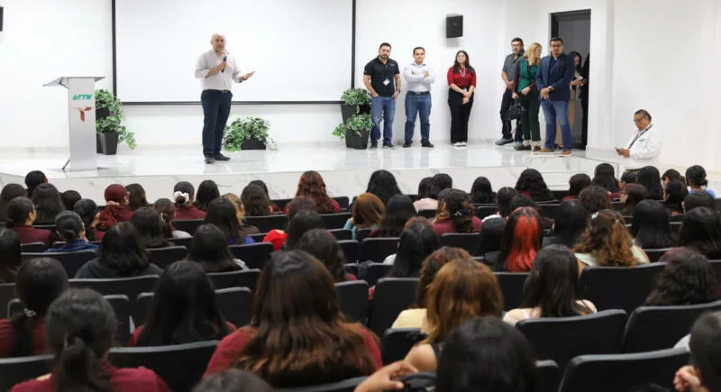 Reconocen alumnas de la UTTN a Corning por el programa Becas Choices