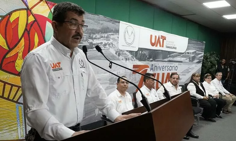 UAT y Secretaría de Educación entregan más de 8 000 becas a universitarios