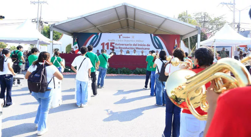 Desfilan miles de jóvenes en el 115 aniversario de la Revolución Mexicana