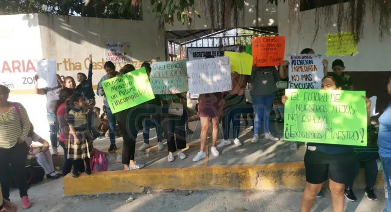 Padres mantienen cerrada primaria en Las Brisas por falta de maestro