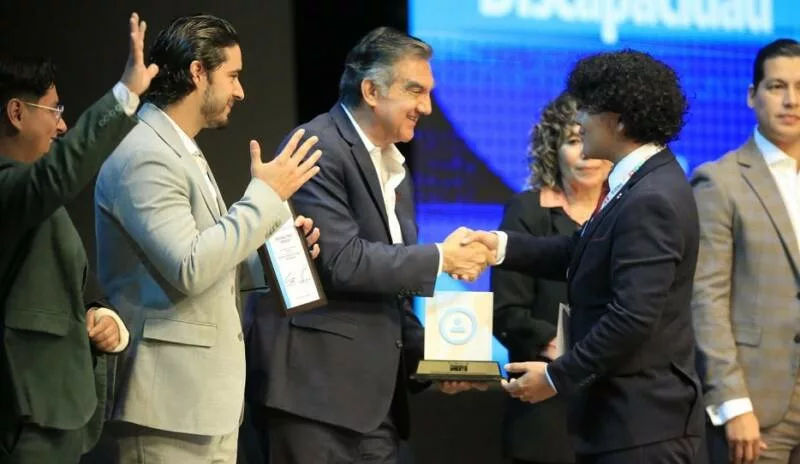 Premia Américo Villarreal a la juventud y al deporte tamaulipeco
