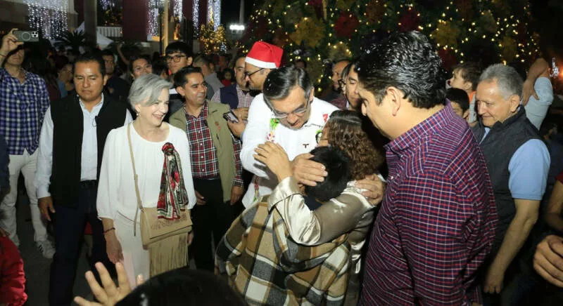 Encabezan Américo y María desfile navideño y el tradicional encendido del pino