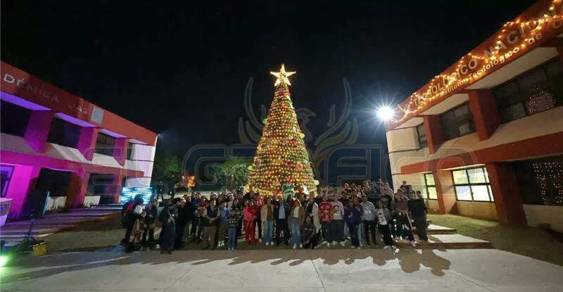 Tec Victoria realiza el tradicional encendido del pino