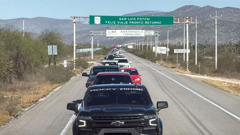 Escolta Guardia Estatal caravana de 250 vehículos de paisanos en la Carretera Federal 101