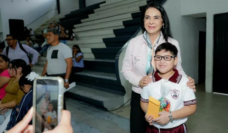 Mónica Villarreal fortalece la educación con la entrega de Becas Municipales