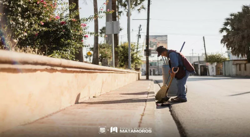 Cuadrillas municipales trabajan por un Matamoros limpio: Beto Granados