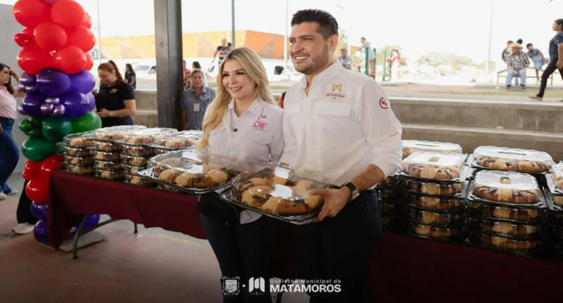 Beto Granados regala sonrisas con entrega de juguetes y Rosca de Reyes
