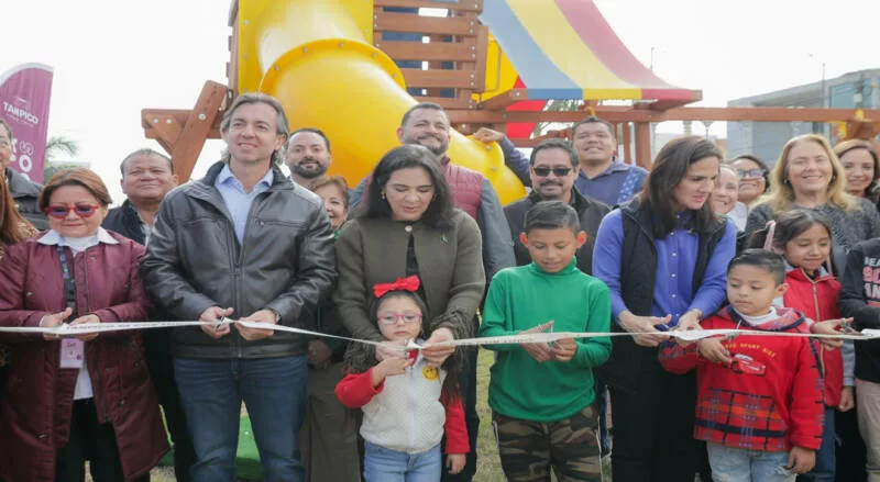 Inaugura Mónica Villarreal Anaya nueva área de juegos en el Centro de Desarrollo de la colonia Morelos