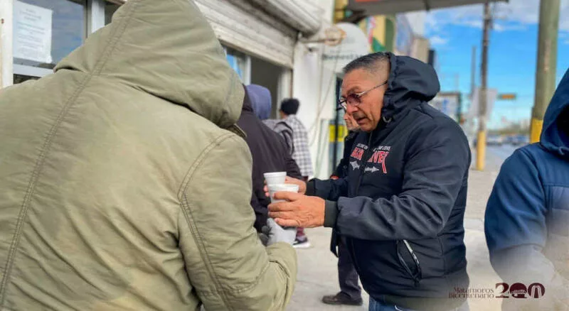 Beto Granados ofrece café y pan a ciudadanos en Bancos del Bienestar