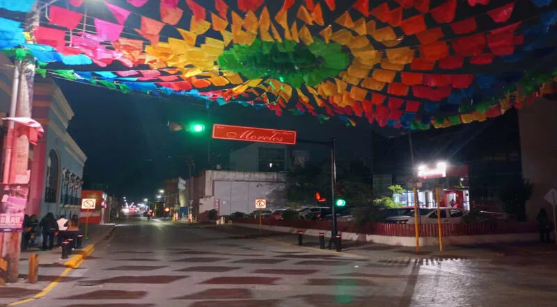 Banderines no obstruyen semáforos y Beto Granados garantiza seguridad vial en la Plaza Principal