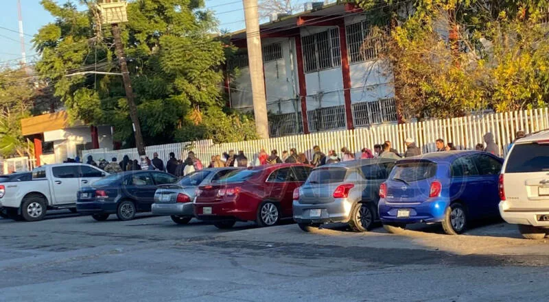 Padres hacen largas filas buscando lugar para sus hijos en escuelas 