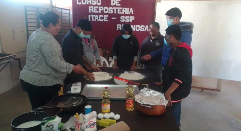 Imparte DEMA e ITACE taller de repostería a adolescentes en conflicto con la Ley Penal